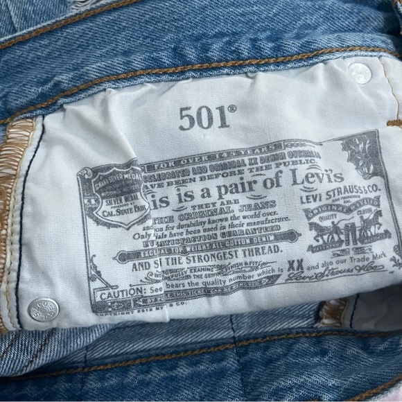 Levi’s women’s 501 distressed medium blue cutoff ripped jean shorts - Picture 3 of 4